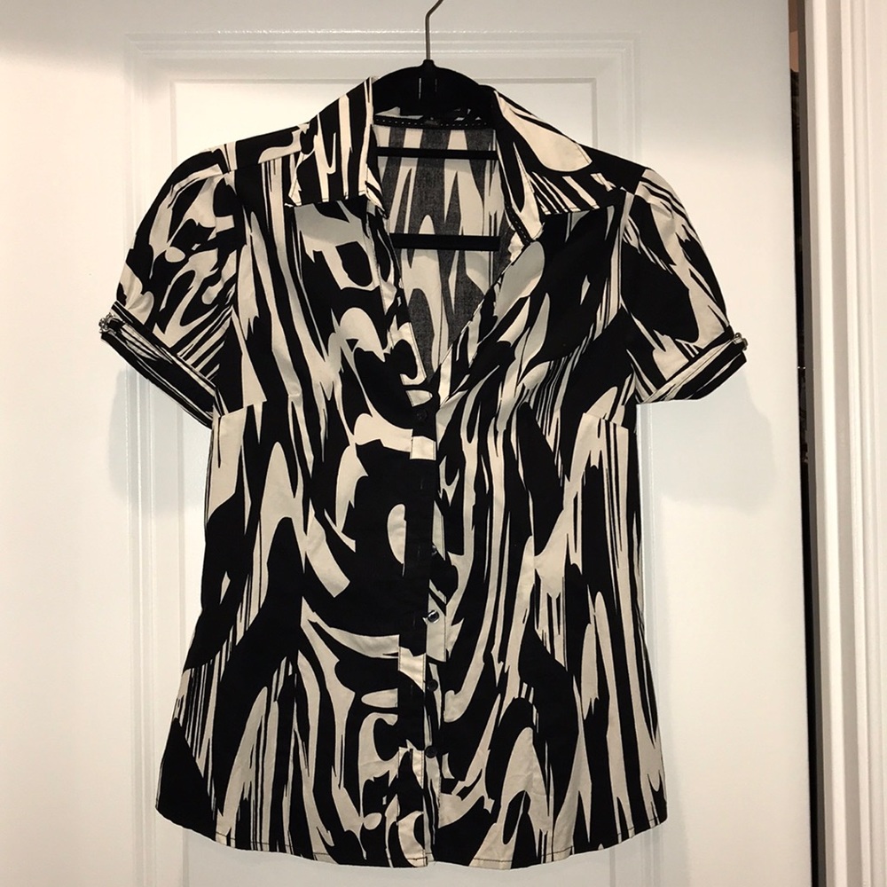 Express fitted cream black button down EUC